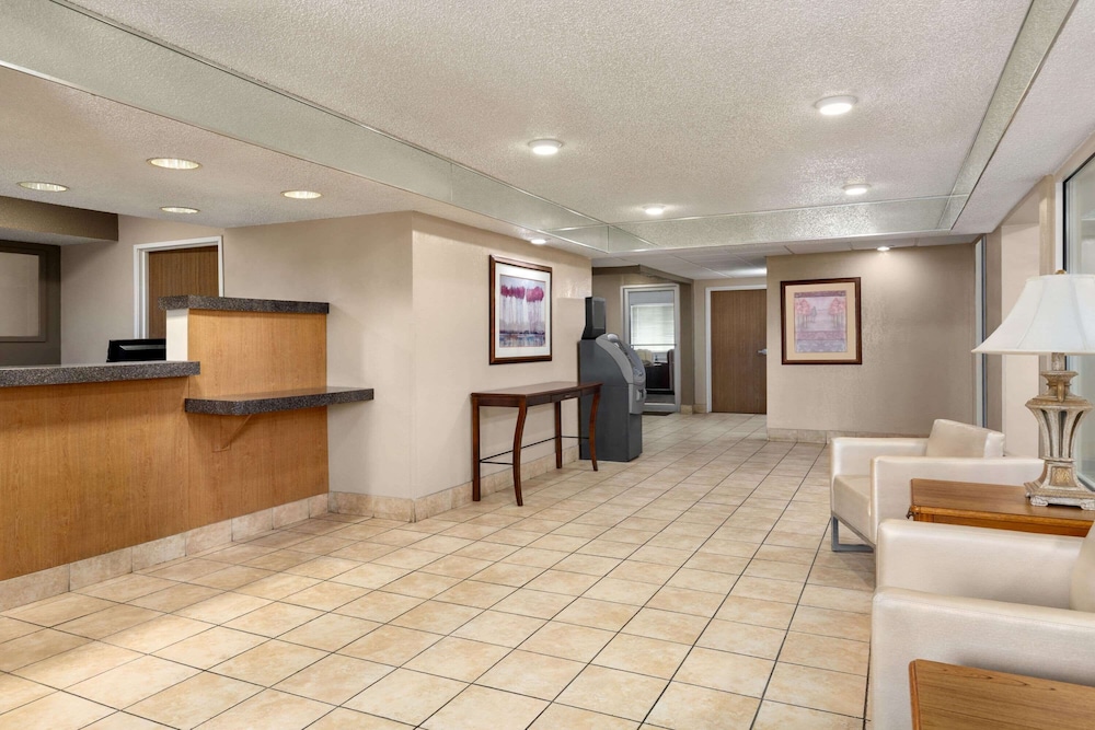 Super 8 by Wyndham Joliet I-55 N/Chicago 7/48