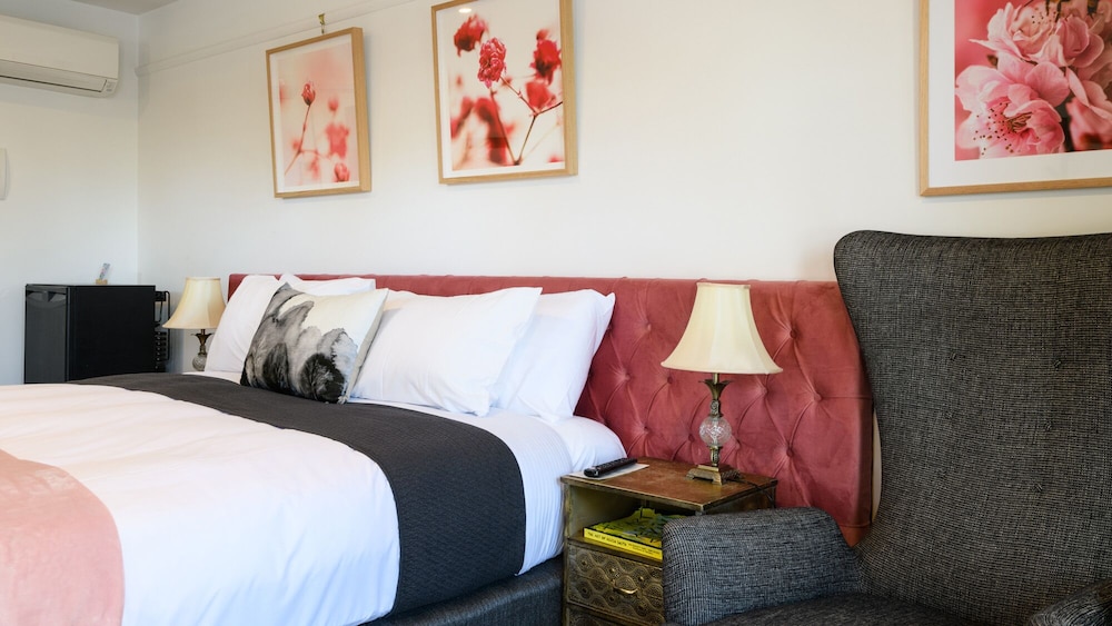 Farmers Arms Art Motel 15/44