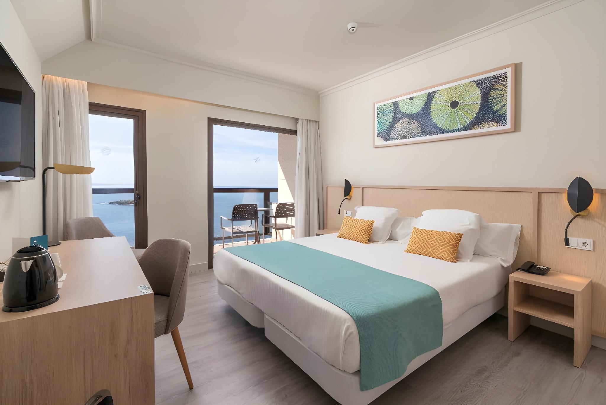 Room, Double or Twin Bed, Partial Sea View, Balcony