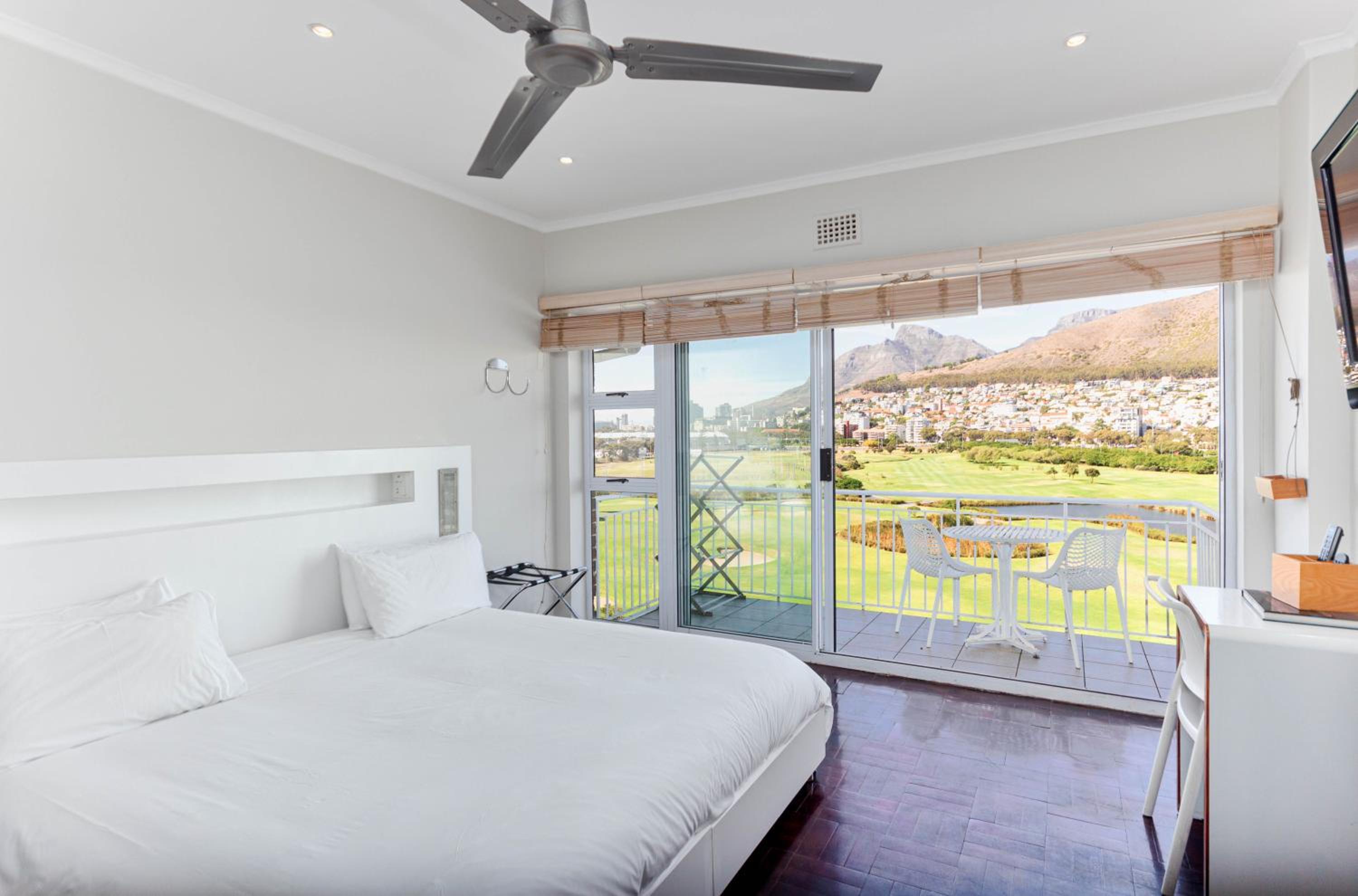 1 Bedroom, Studio, King Bed, Balcony, Smoking