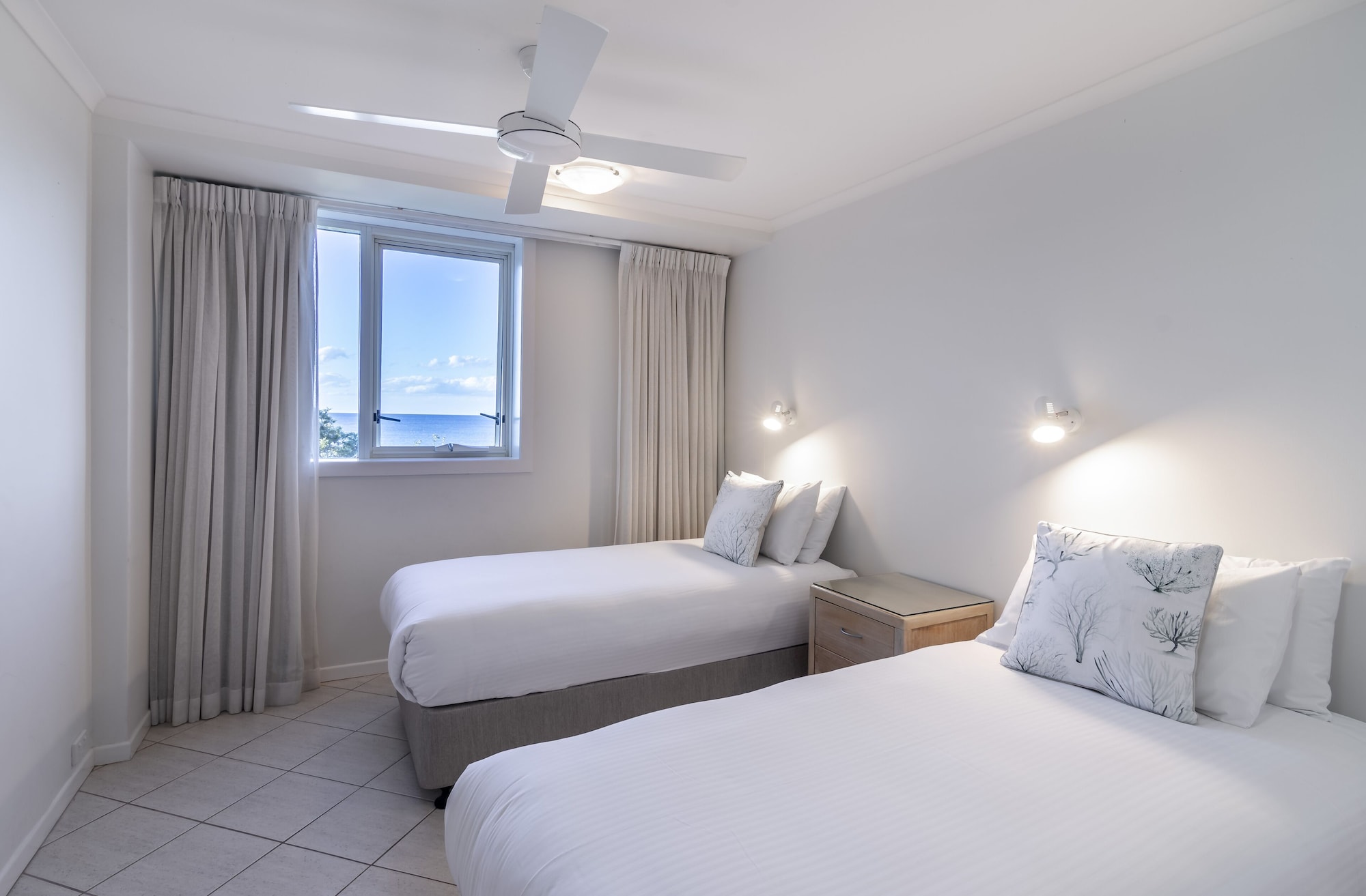 2 Bedrooms, Apartment, Queen and Twin Beds, Ocean View, No Balcony