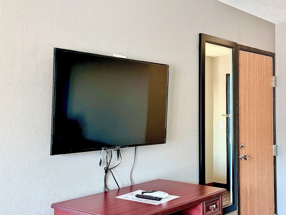 Economy Inn Suites Cedar Rapids 44/50