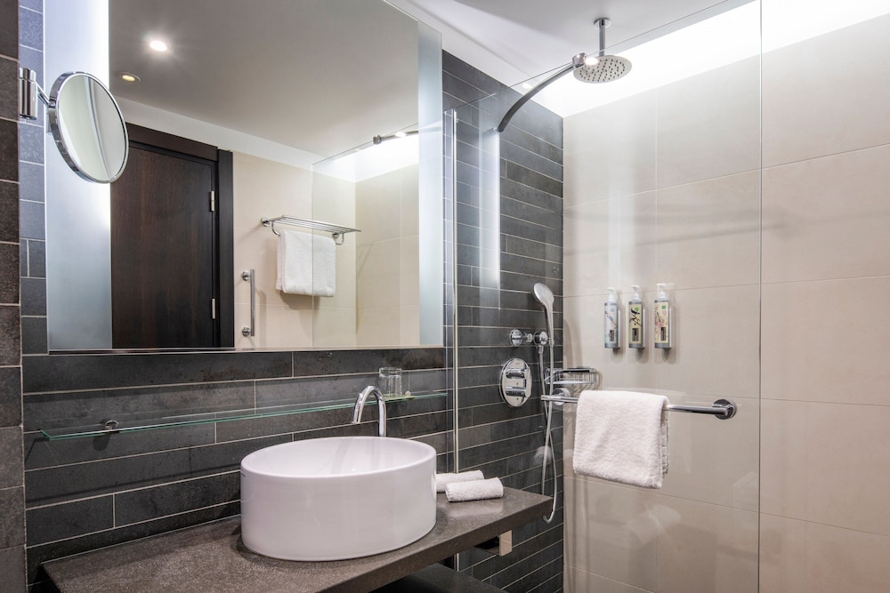 غرفة بريستيج بسرير كينج بشرفة، Renaissance Paris Arc de Triomphe Hotel 8/10