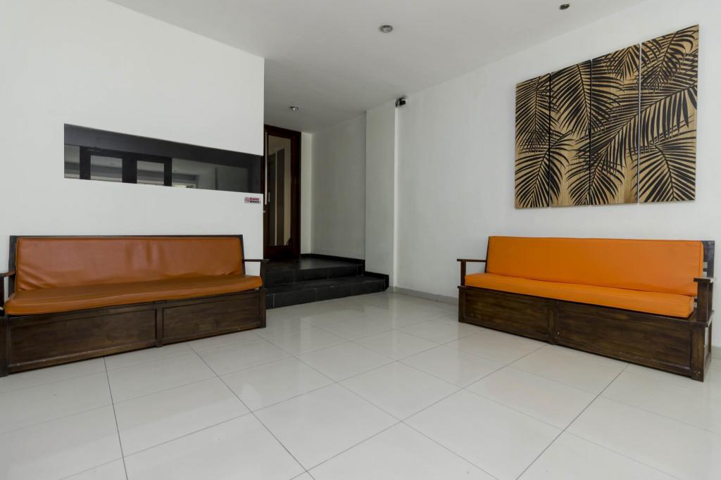Reddoorz Plus Pasar Baru 3/43