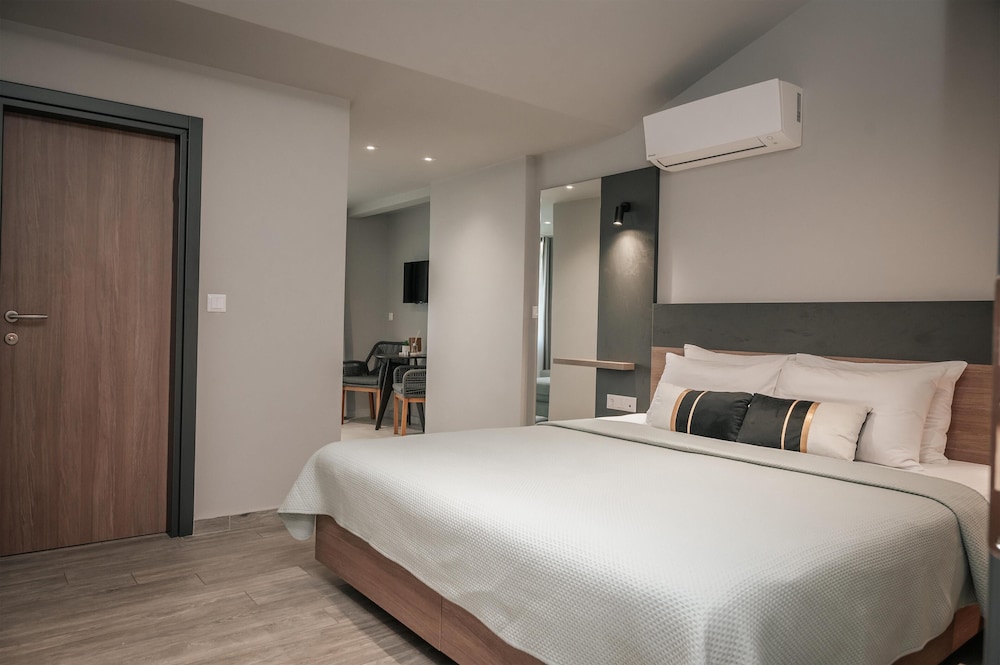 Deluxe, King Bed, Sofa, Elizabeth Queen Luxury Rooms 2/10