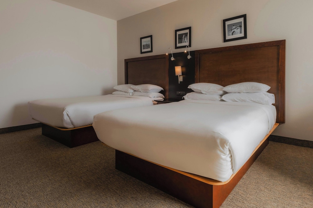 غرفة قياسية بسريرين مزدوجين، Sheraton Leon 2/3