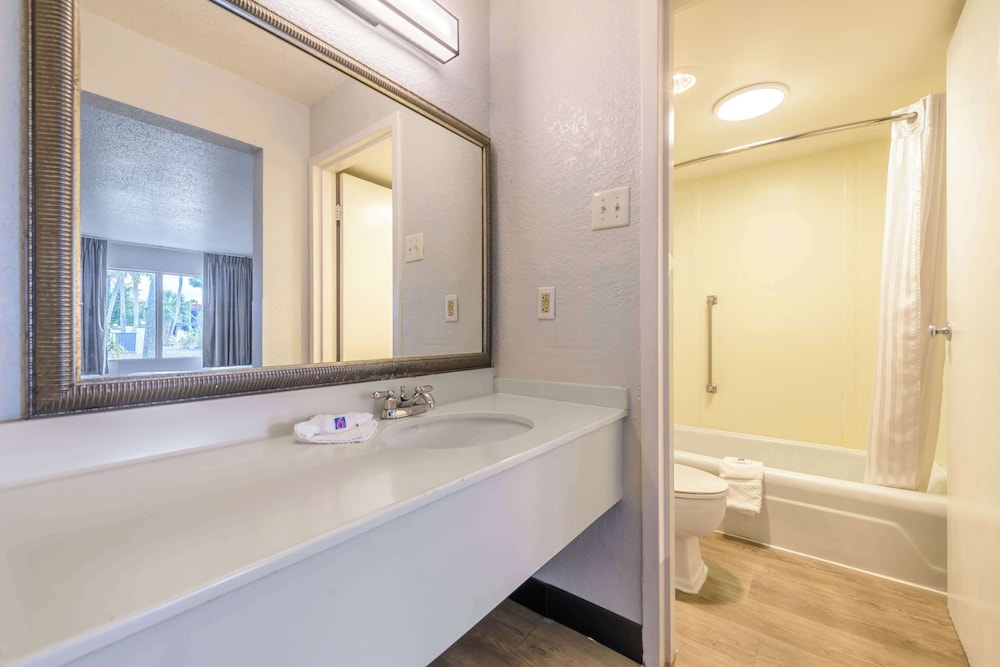 Motel6 Spring Hill, FL - Weeki Wachee 62/64
