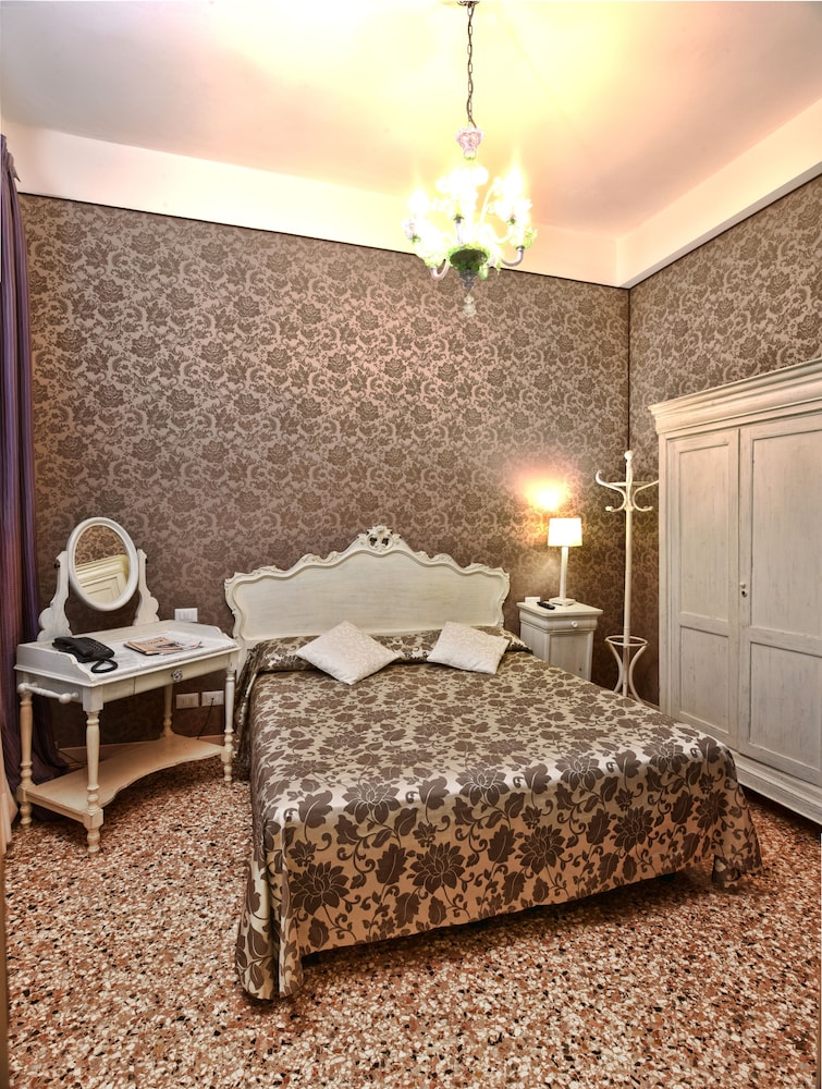 JUNIOR SUITE, QUEEN BED, GARDEN VIEW