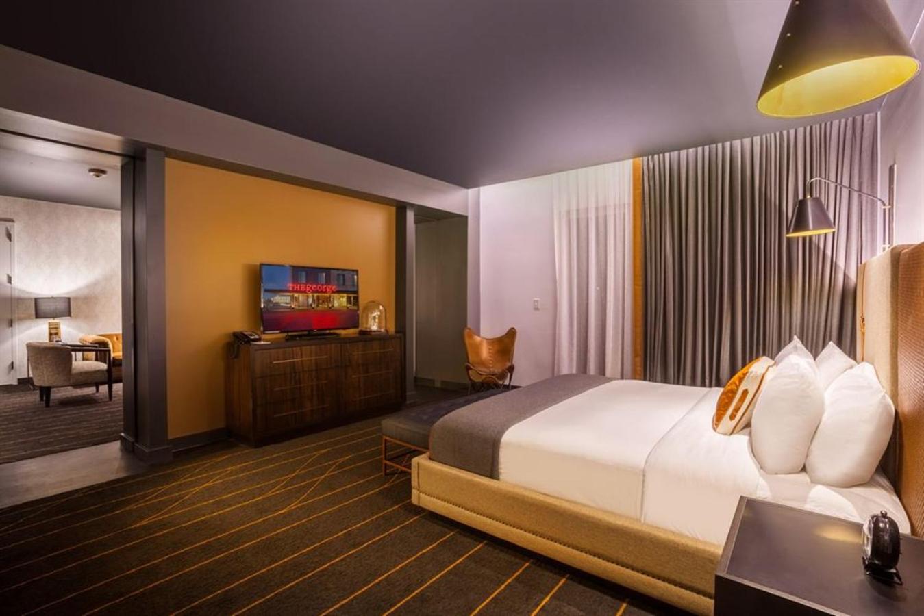 DELUXE, KING BED