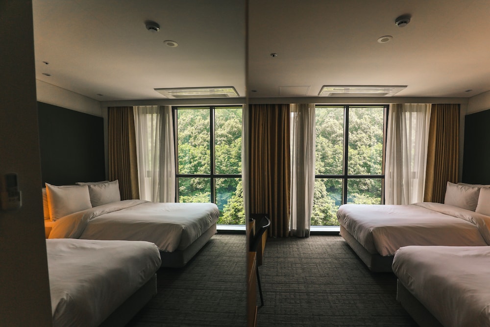 On City Hotel 8/43