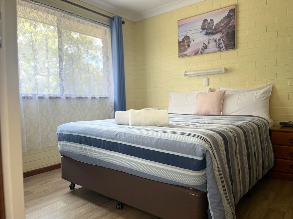 EMU BEACH CHALETS 11/35