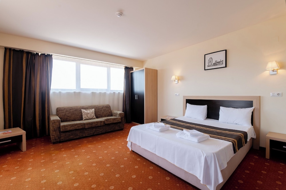 Oxford Inns Suites 12/45