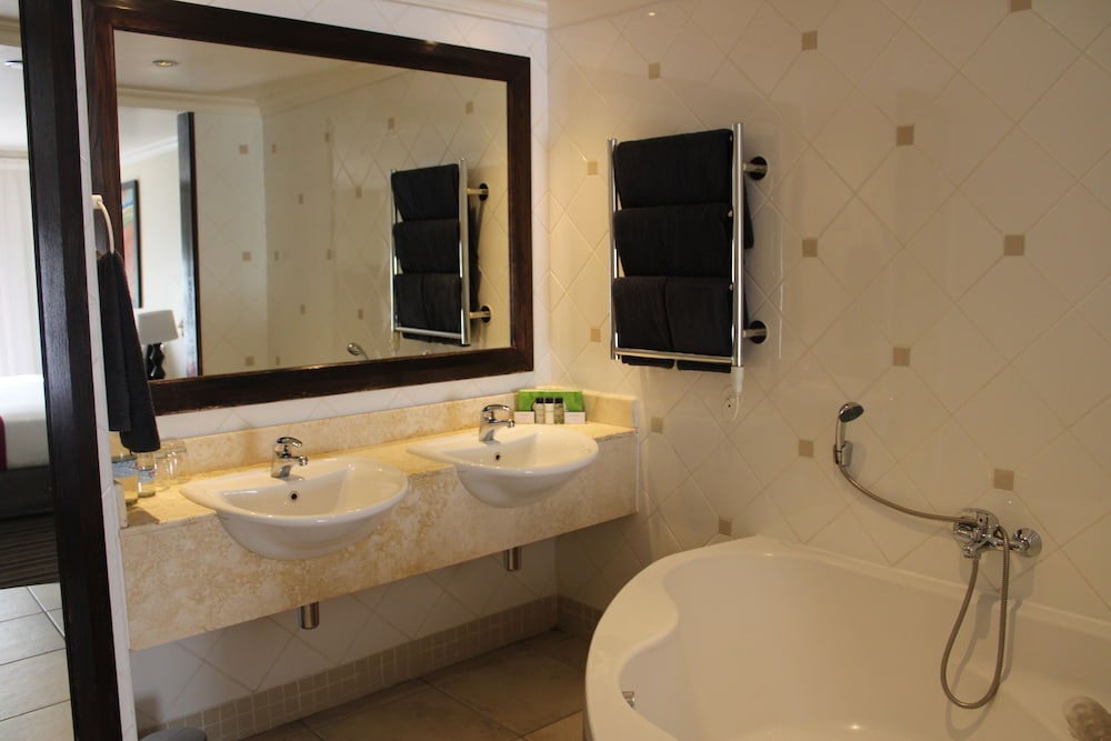 Caledon Hotel Spa And Casino 52/55