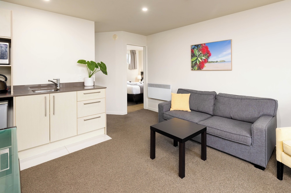 SALERNO MOTEL APARTMENTS 33/48