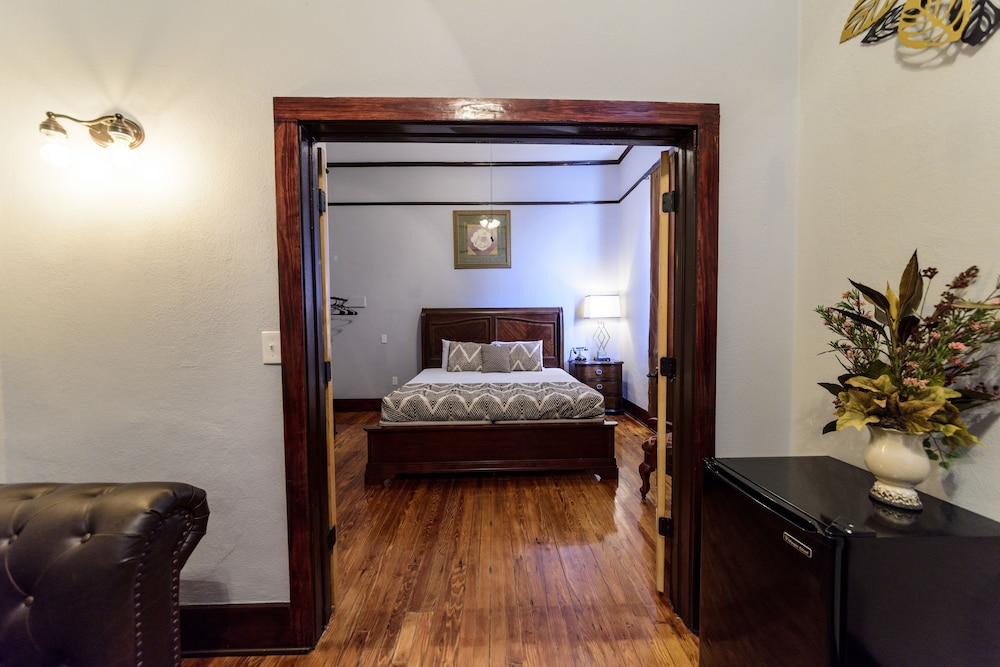 Hotel Defuniak 26/36
