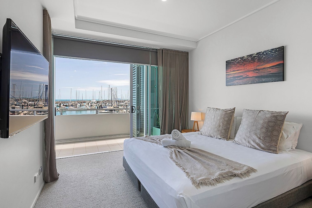 Peninsula Airlie Beach 11/50