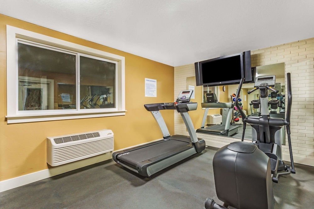 Days Inn & Suites by Wyndham Logan 21/37