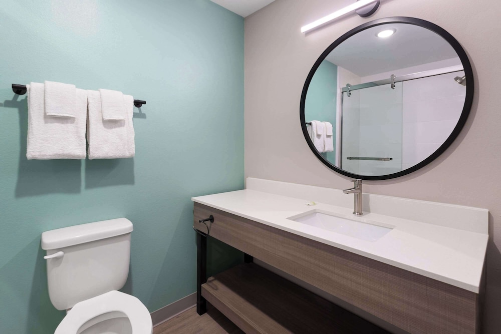 ECHO Suites Extended Stay by Wyndham Richmond West 44/49