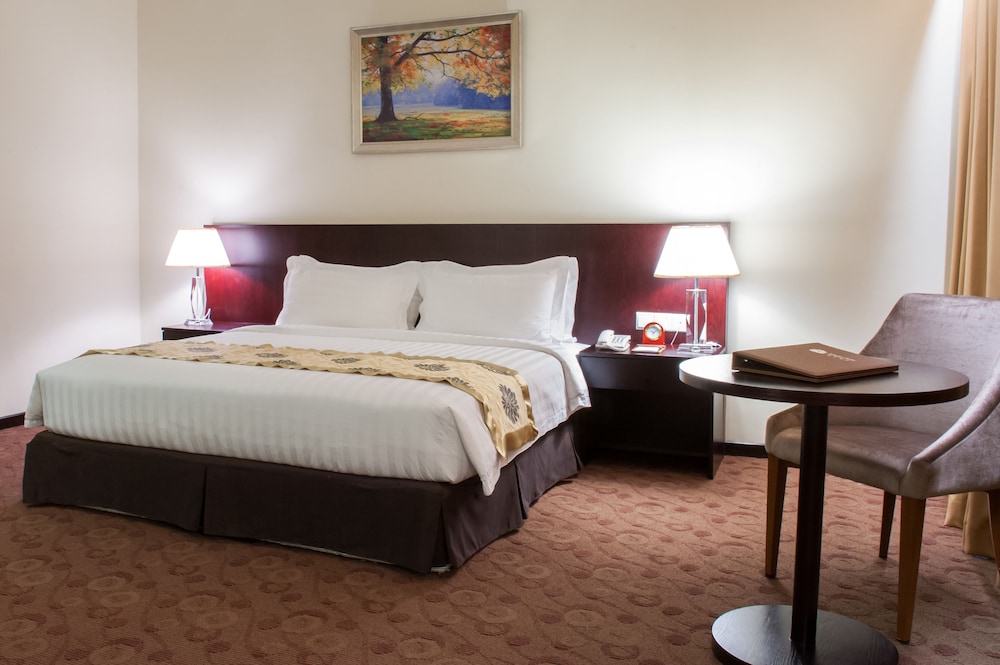 ROOM, CITY VIEW