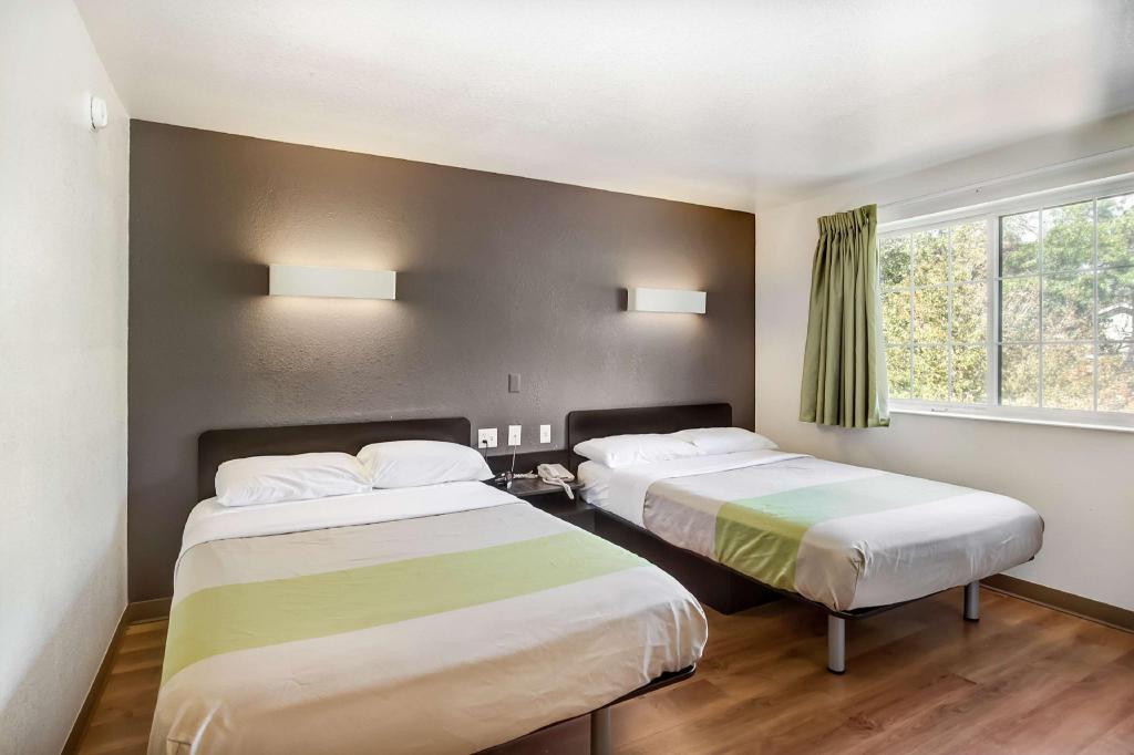 2 Full Beds - Non-Smoking