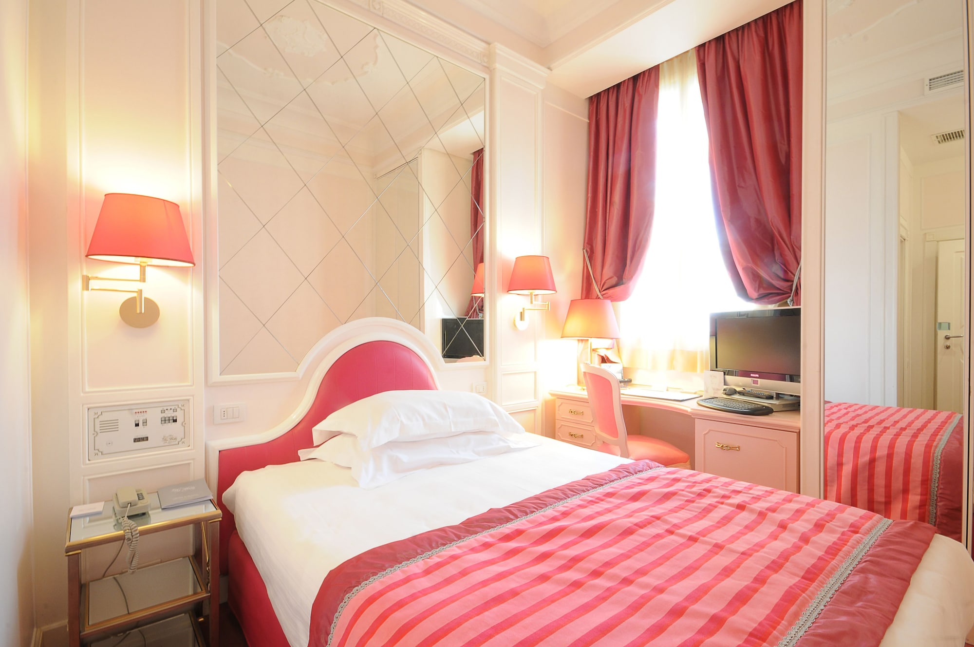 ROOM, SINGLE