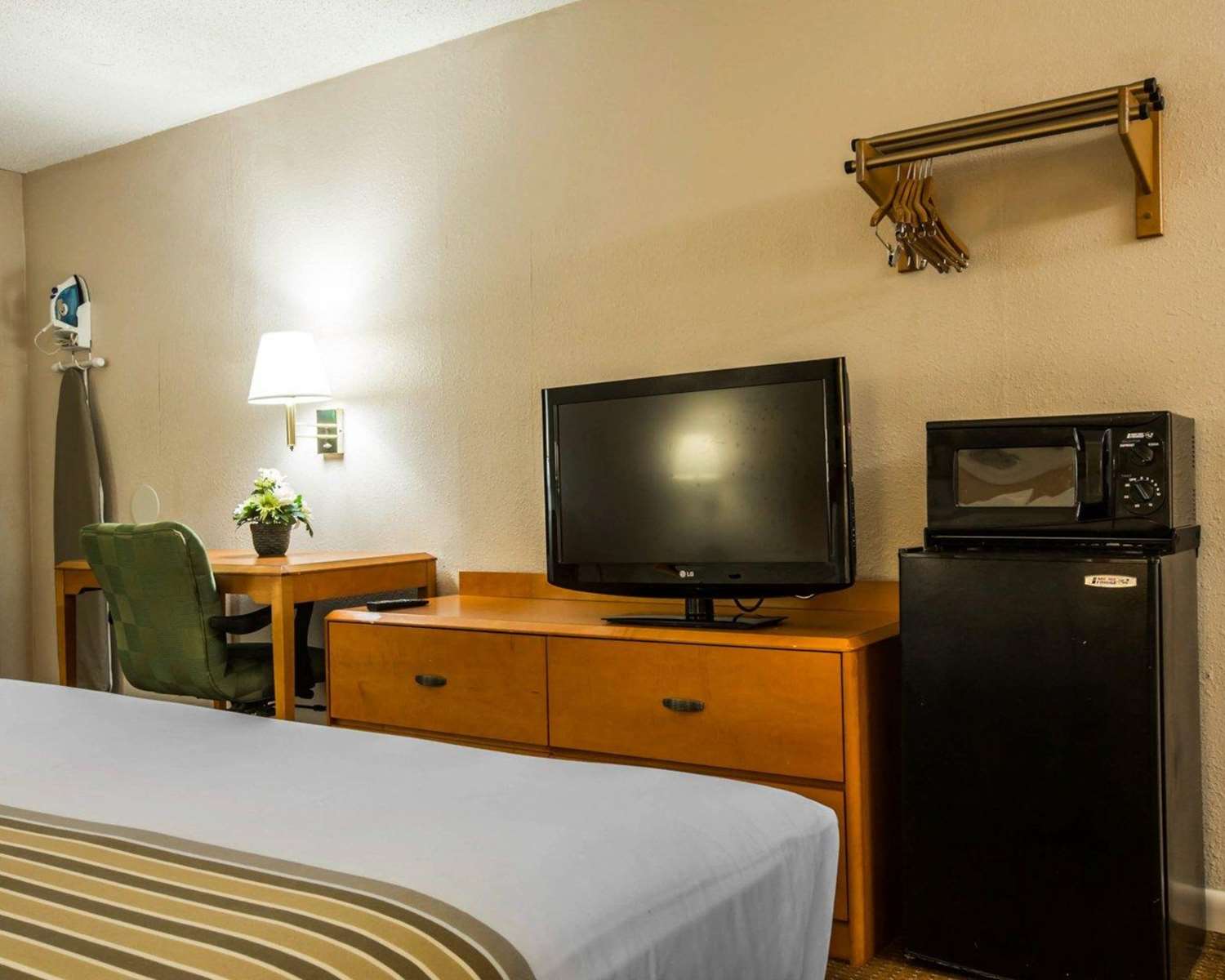 غرفة بسرير كينج، Econo Lodge Inn & Suites at Fort Moore 3/4