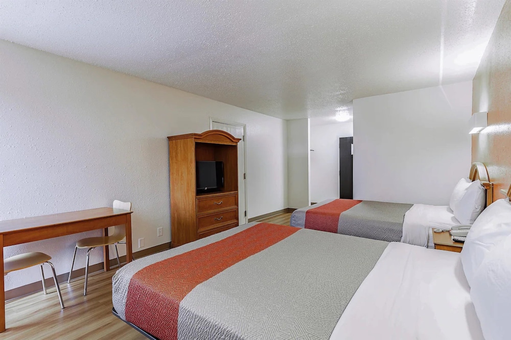 Red Lion Inn & Suites Pontoon Beach 24/55