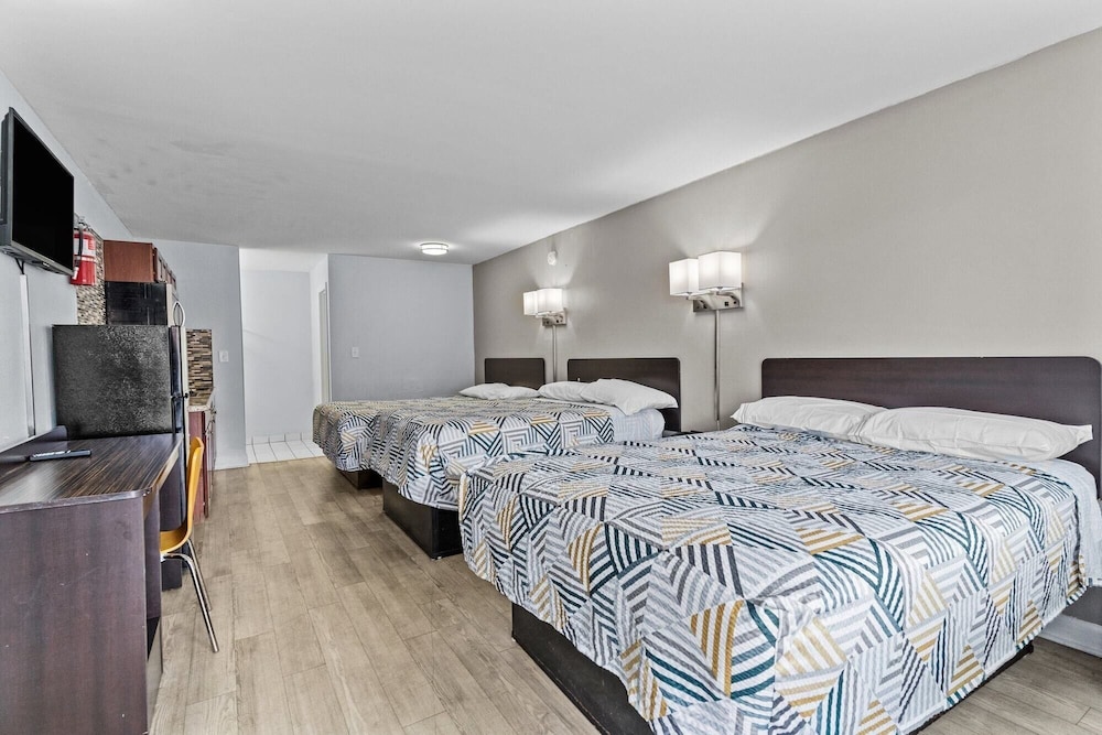 STANDARD, MULTIPLE BEDS, KITCHENETTE