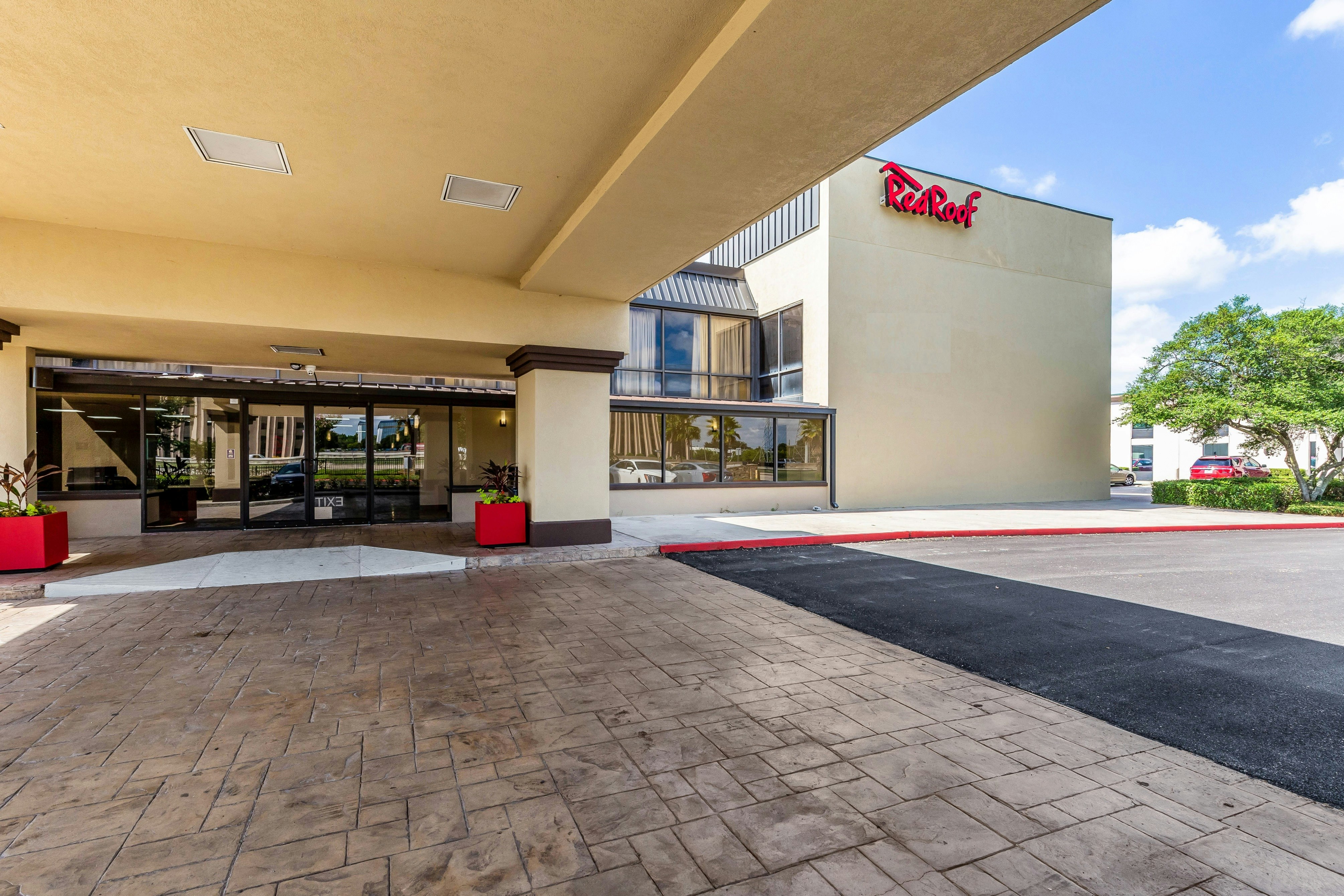 Red Roof Inn Plus and Suites Houston IAH Airport SW 28/34