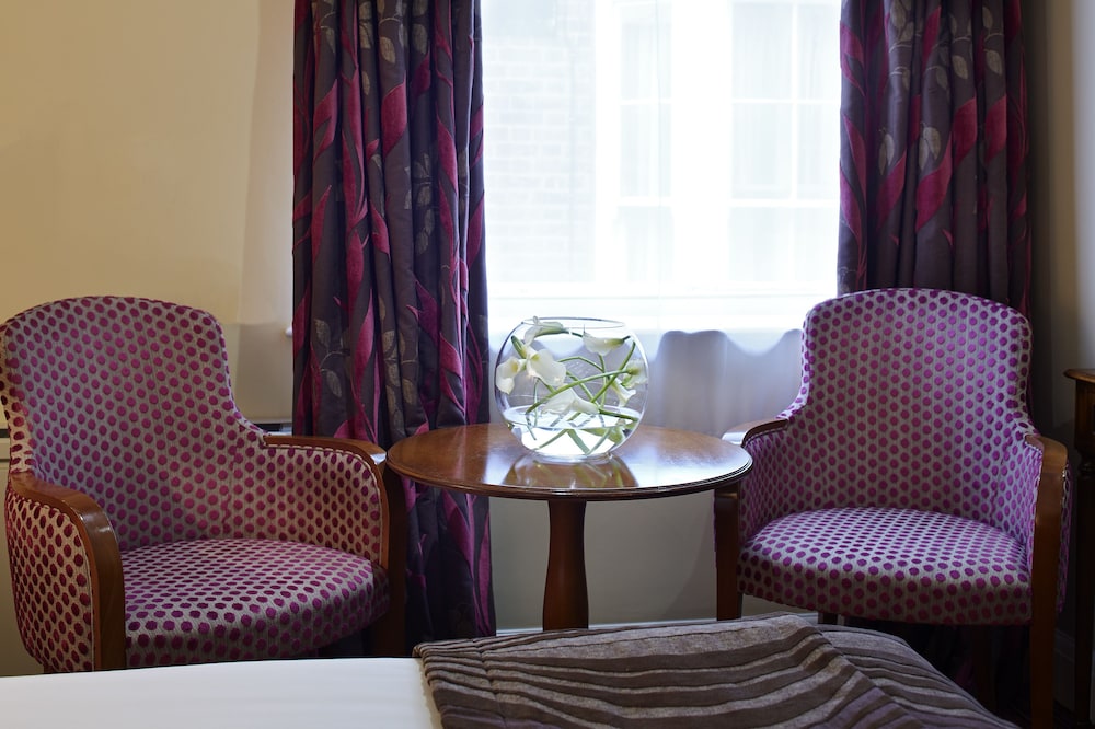SIR CHRISTOPHER WREN HOTEL AND SPA 53/84