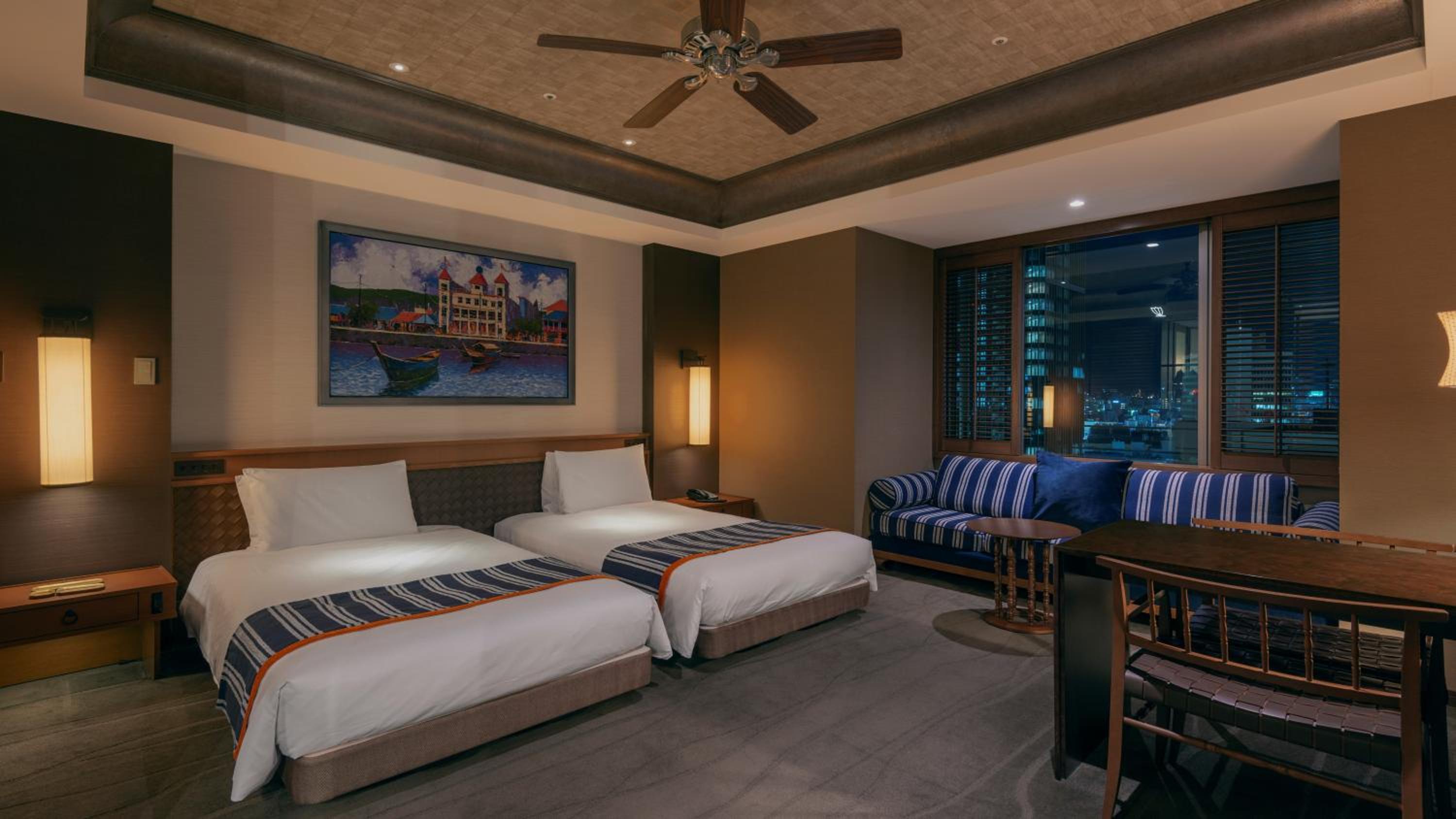 Deluxe, Twin Beds, City Side, Corner