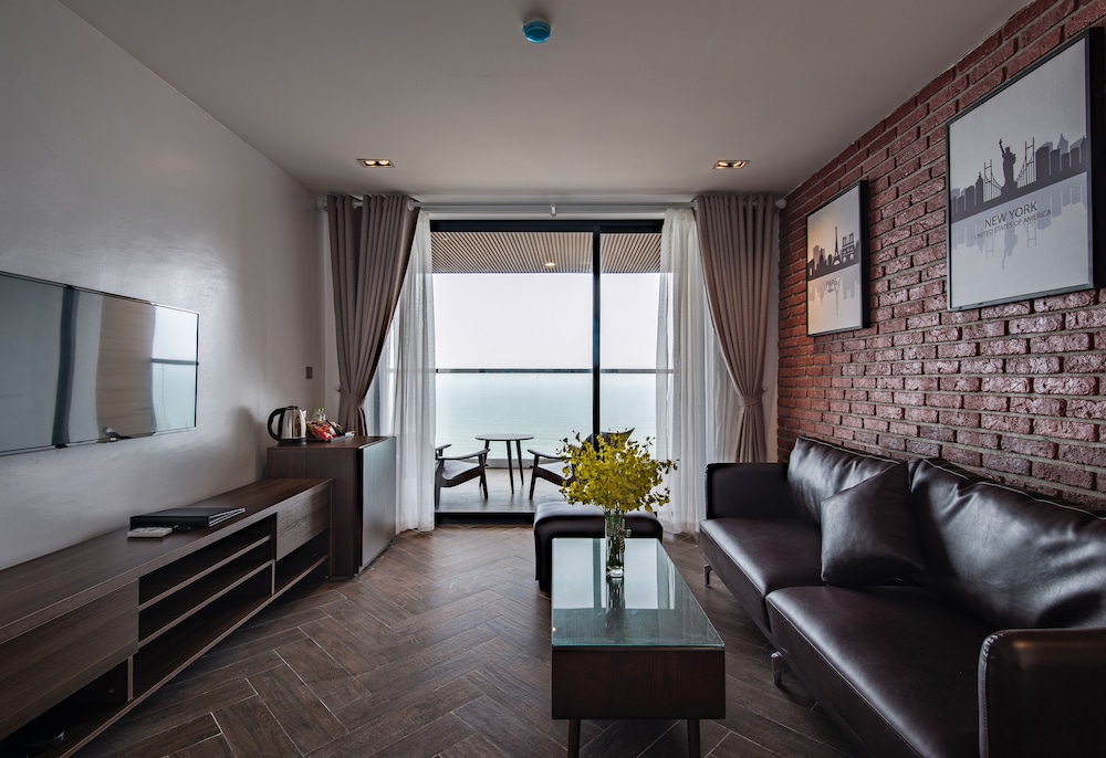 The Marron Hotel 34/50