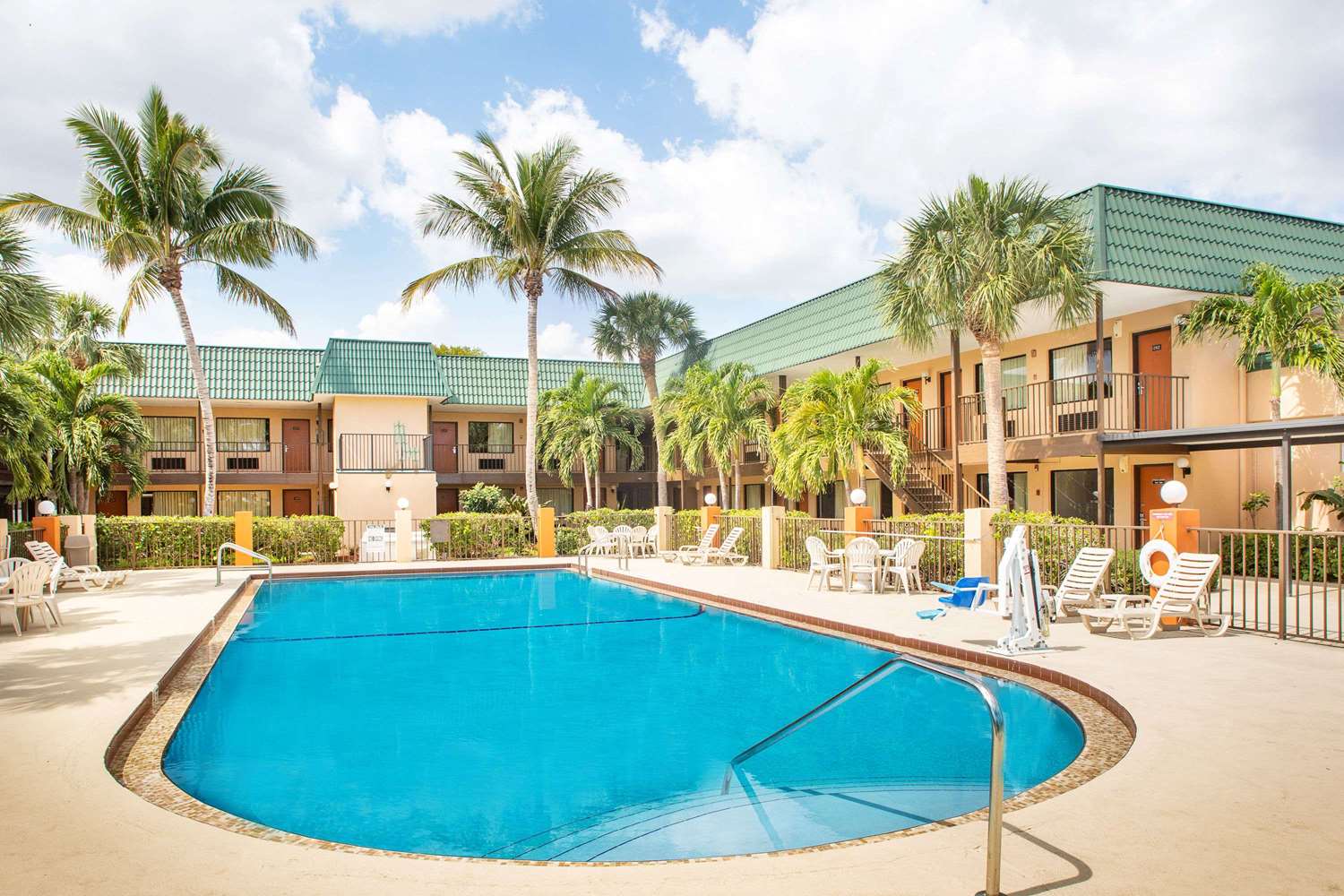 Super 8 By Wyndham North Palm Beach 34/58