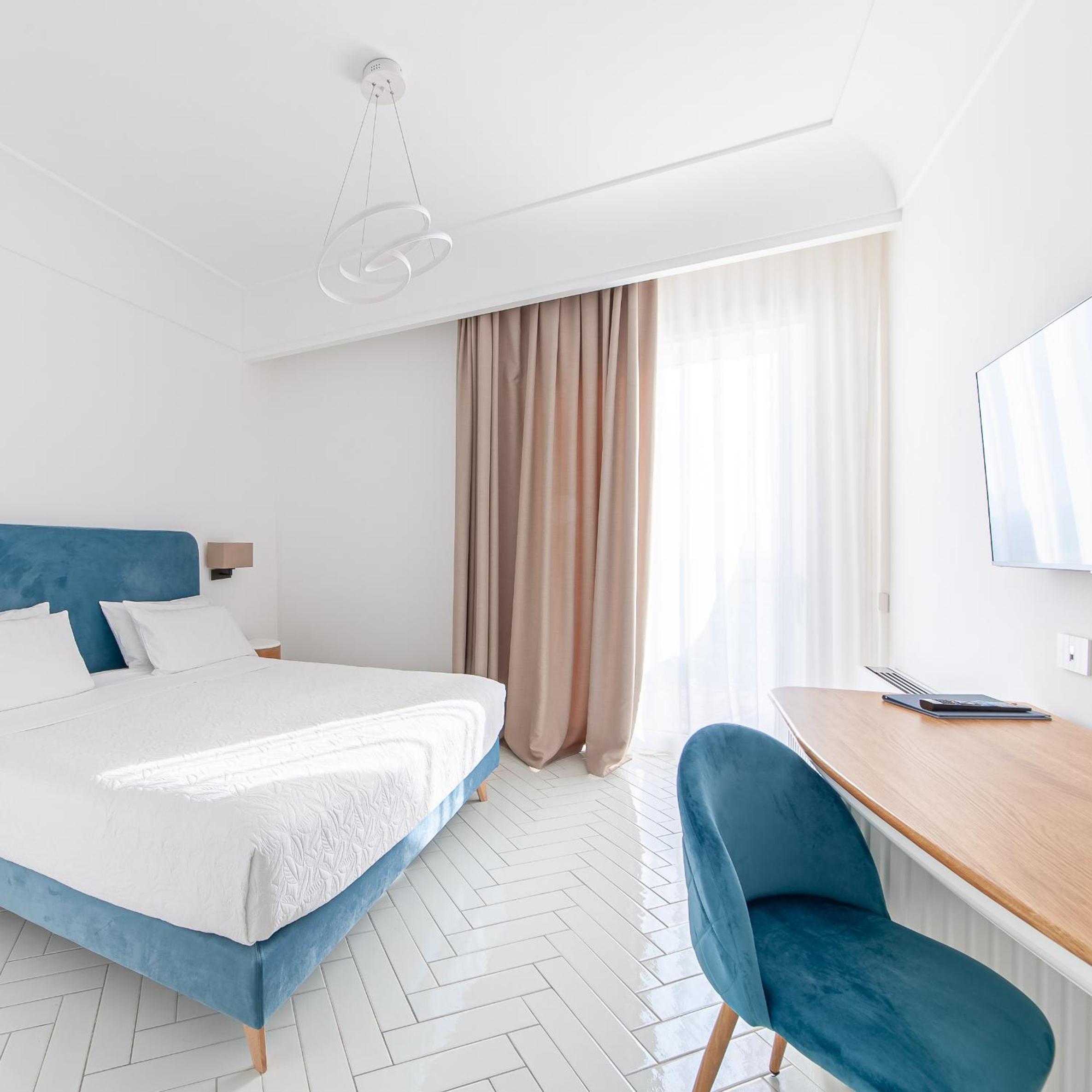 Deluxe, Queen Bed, Sea View