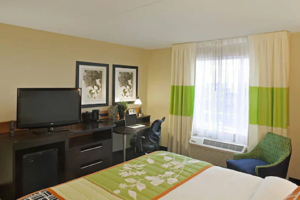 Fairfield Inn And Suites Toronto Mississauga 25/28