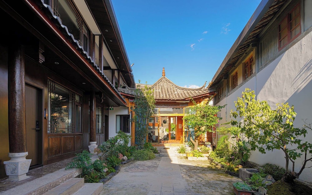 Lijiang Naxi Hereditary Courtyard 6/49