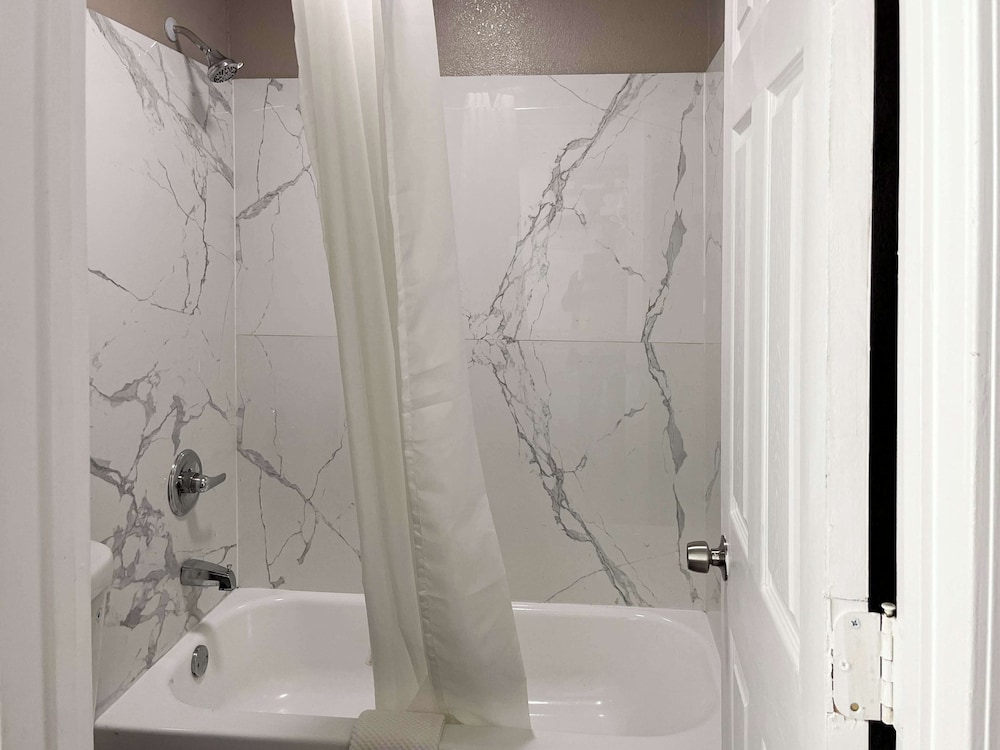 Studio6 Suites Lafayette, IN 20/21