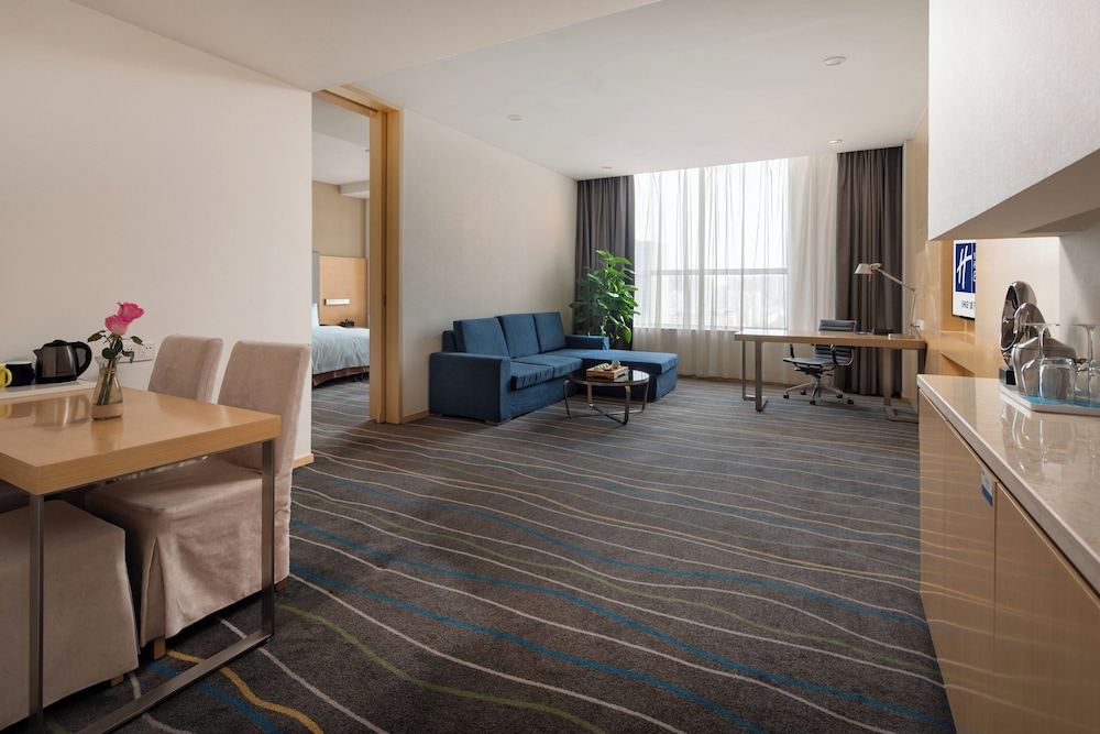 Holiday Inn Express Luoyang City Center 46/72