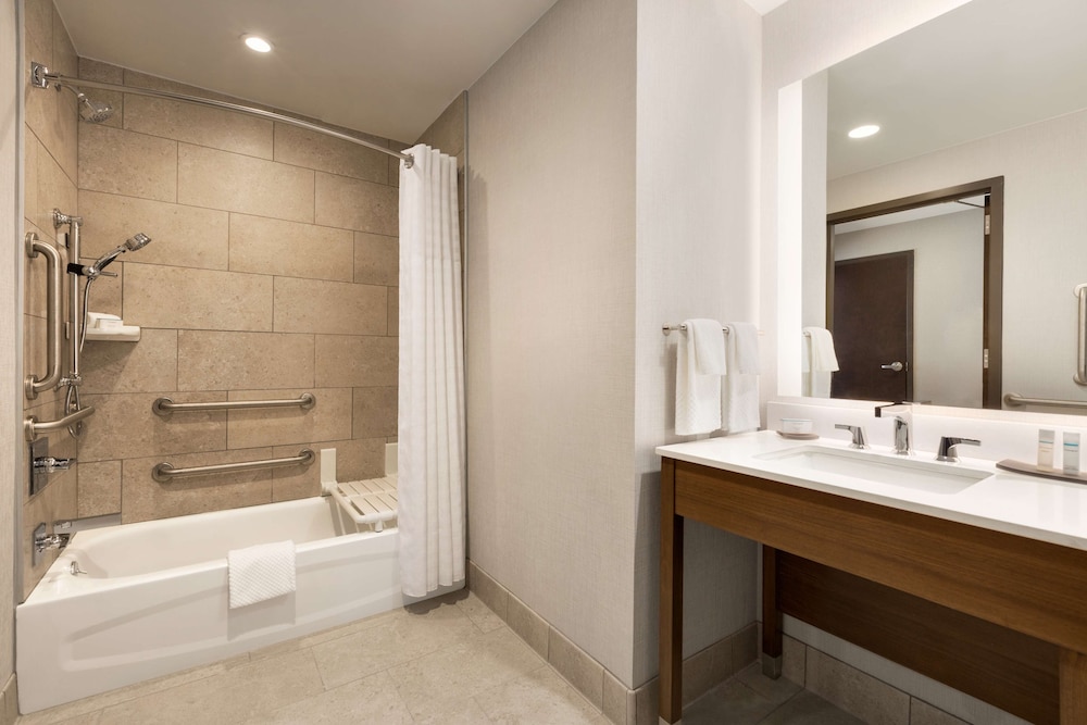 جناح بسريرين كوين مع أريكة لذوي الإعاقة، Embassy Suites By Hilton Denton Convention Center 2/2