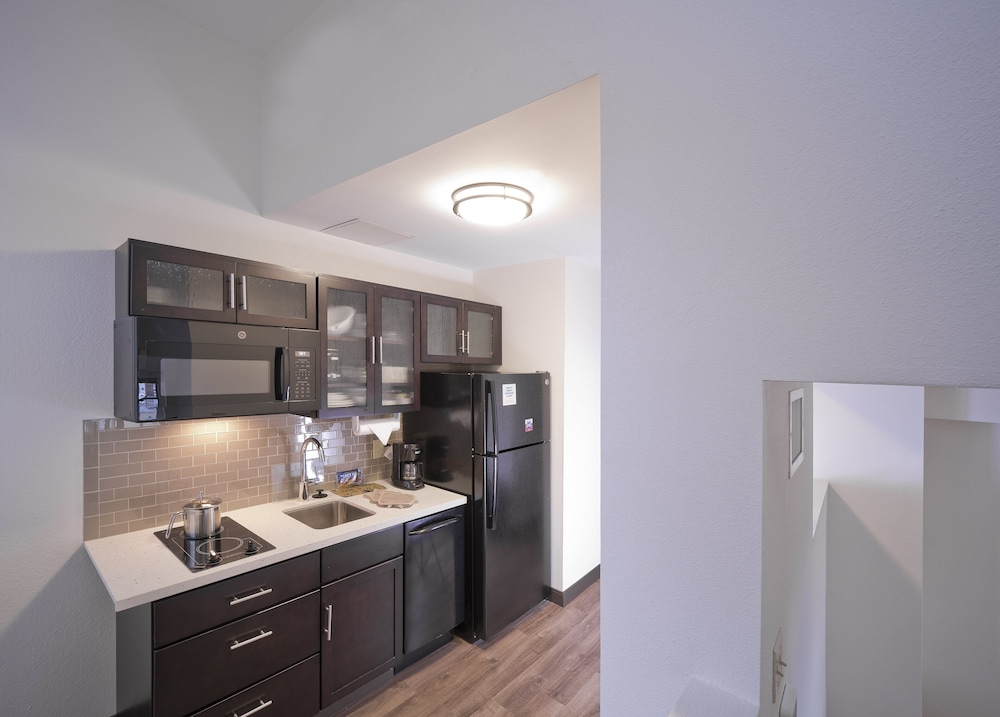 Candlewood Suites Baltimore - Inner Harbor 42/43