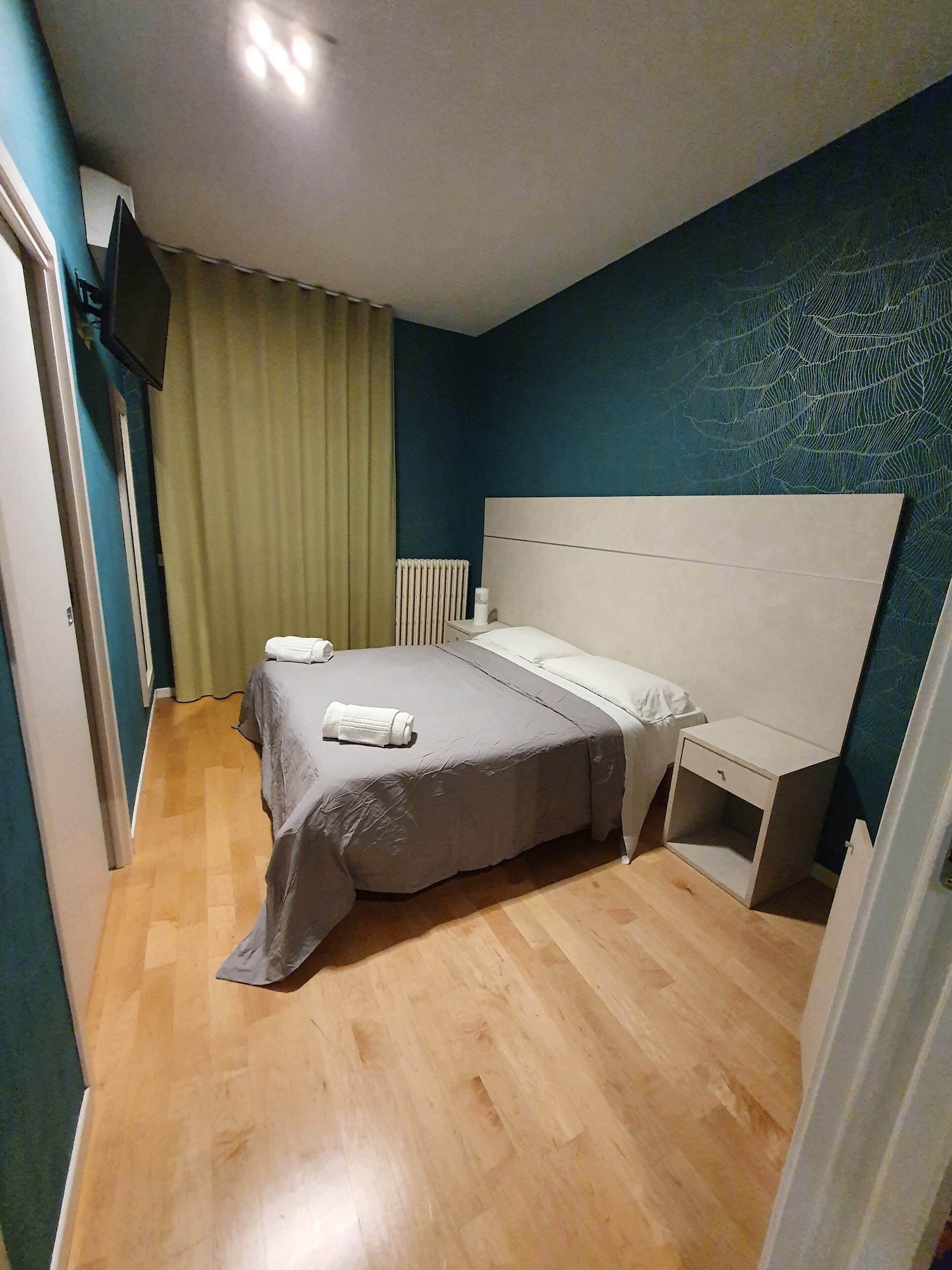 Room, Queen Bed, Hill View