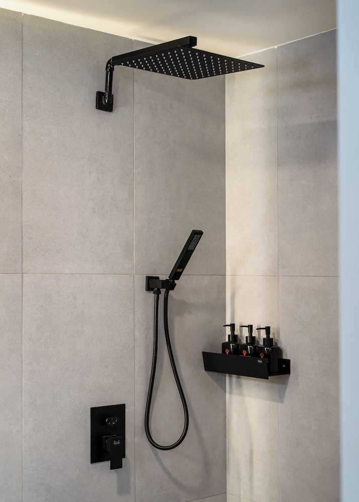 Metrolux City Contemporary Hotel 23/50