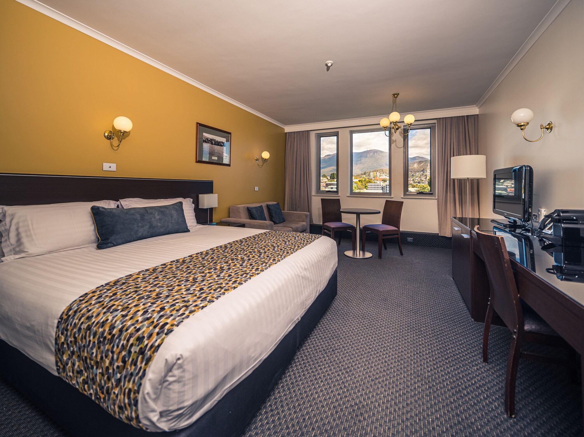 ROOM, KING BED, MOUNTAIN VIEW