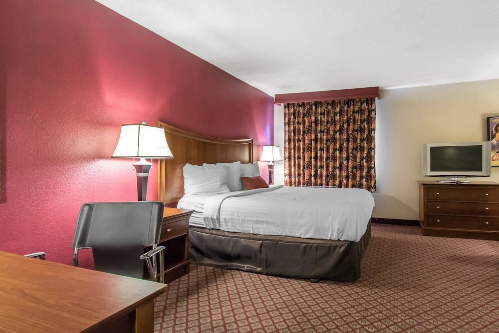 Econo Lodge Inn and Suites Joplin MO 11/42