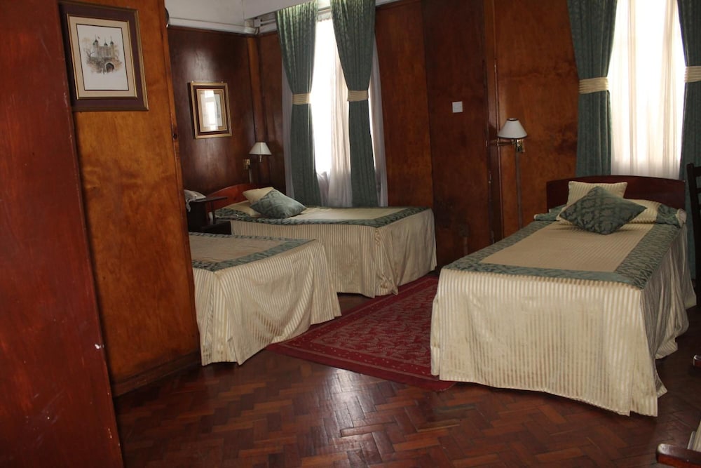 OAKWOOD HOTEL 31/53