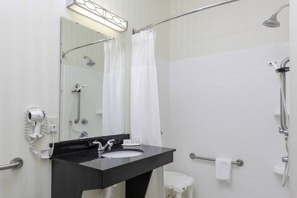 Fairfield Inn & Suites Seymour 13/40