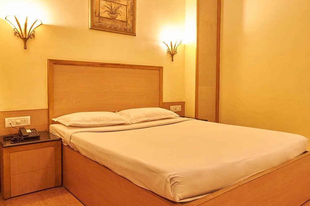 HOTEL ROOPA 23/63