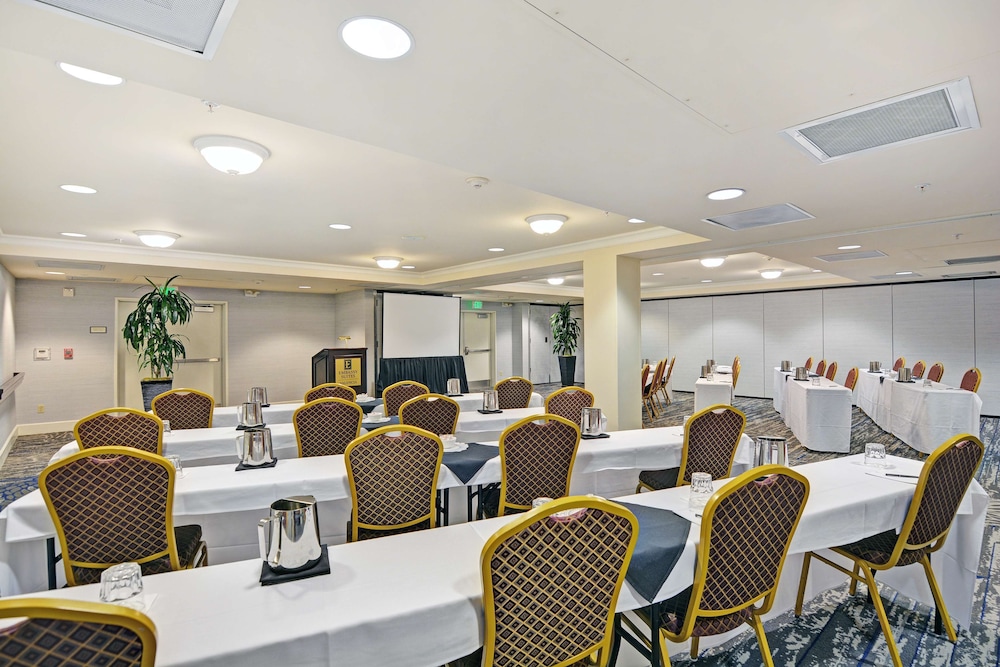 Embassy Suites Valencia 56/58