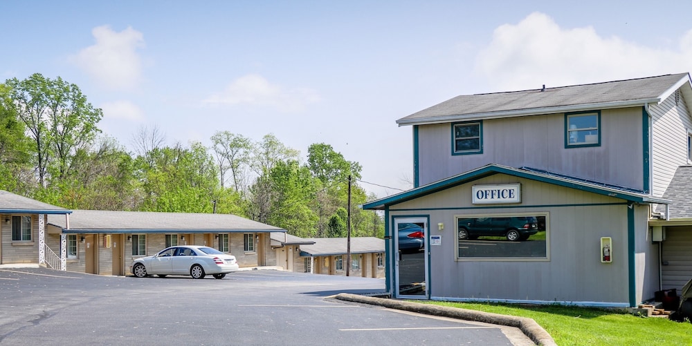 Economy Inn of Bloomington 27/28