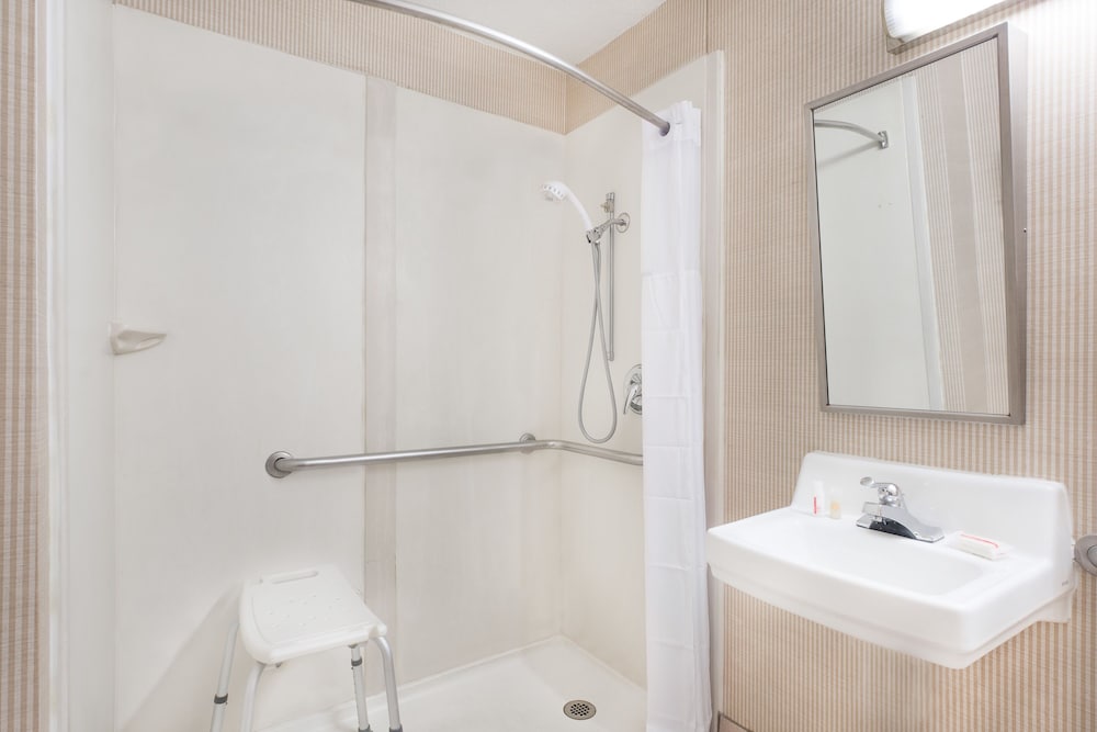 Days Inn And Suites By Wyndham York 25/28